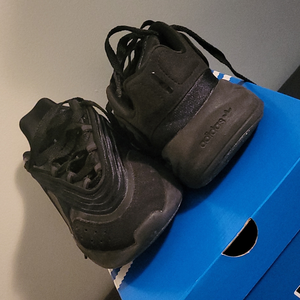 Adidas Ozelia Women's sneakers Black